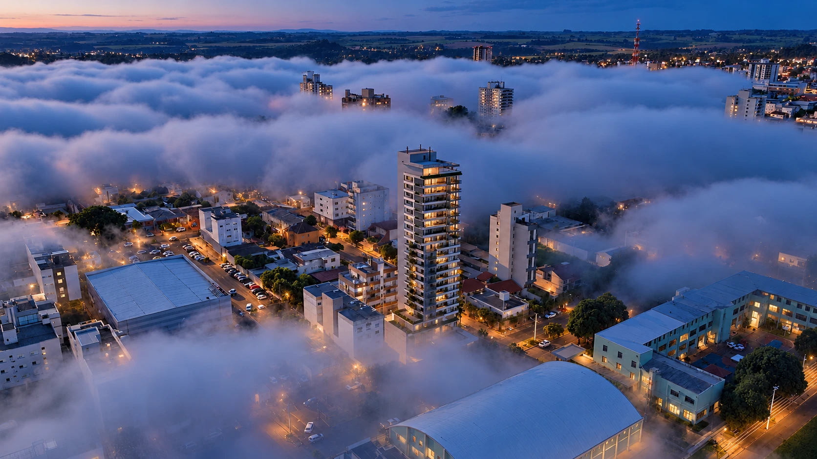 Sky Tower envolto em neblina, vista aérea cinematográfica do projeto